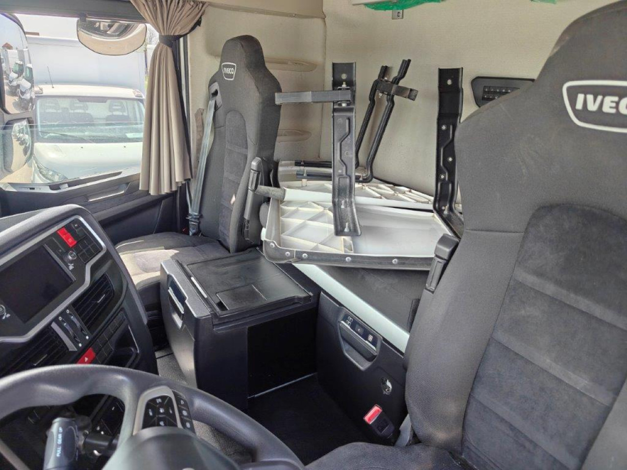 Tractor unit IVECO Stralis AS440S46T/P2LNG Euro6 Intarder Klima: picture 15 Tractor unit IVECO Stralis AS440S46T/P2LNG Euro6 Intarder Klima: picture 15