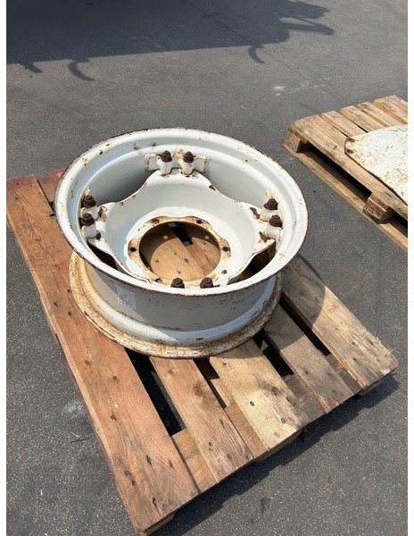 New Holland velg 10 x 24 - Rim: picture 3 New Holland velg 10 x 24 - Rim: picture 3