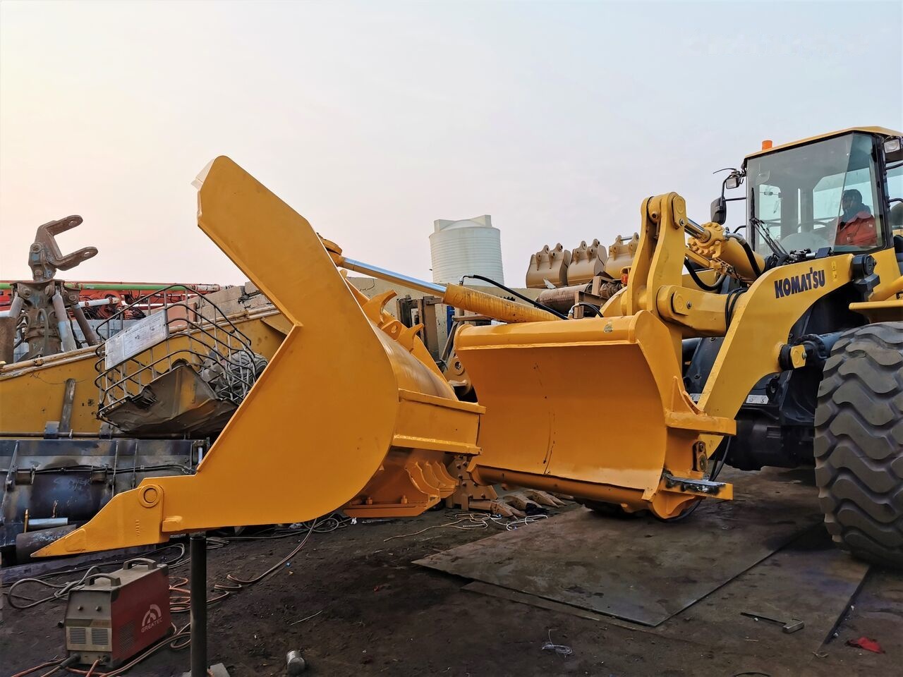 AME Side Dump Bucket - Loader bucket for Loader: picture 4 AME Side Dump Bucket - Loader bucket for Loader: picture 4