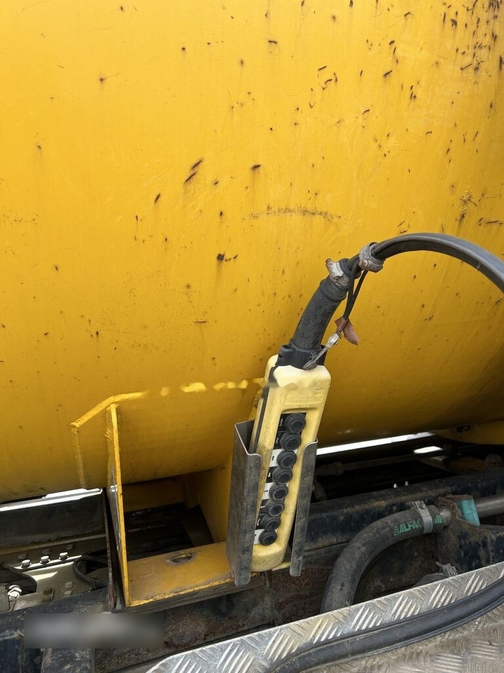 Vacuum truck MAN TGA 26.390 comi tanker: picture 12 Vacuum truck MAN TGA 26.390 comi tanker: picture 12