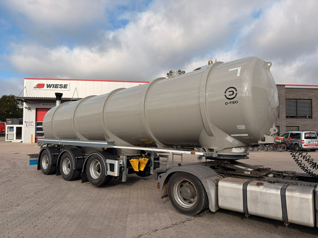 D-TEC Gülletanker 30m³ mit Zwangslenkung - Tank semi-trailer: picture 1 D-TEC Gülletanker 30m³ mit Zwangslenkung - Tank semi-trailer: picture 1