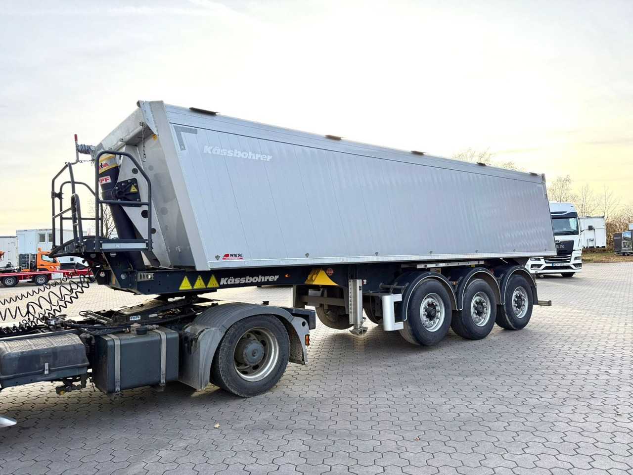 Kässbohrer K.SKA Aluminium Kipper 30m³ Top Zustand - Tipper semi-trailer: picture 3 Kässbohrer K.SKA Aluminium Kipper 30m³ Top Zustand - Tipper semi-trailer: picture 3