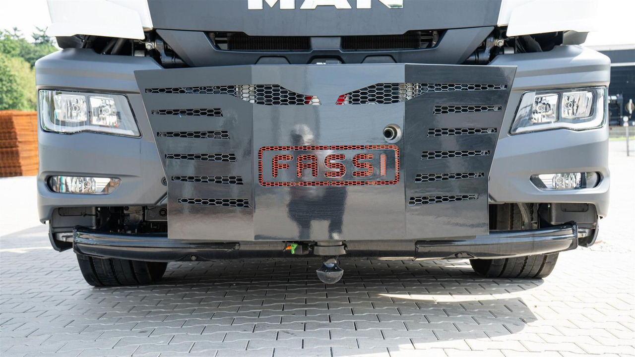 MAN 35.470 8x2 Kran F710 RA2.26 - Crane truck: picture 3 MAN 35.470 8x2 Kran F710 RA2.26 - Crane truck: picture 3