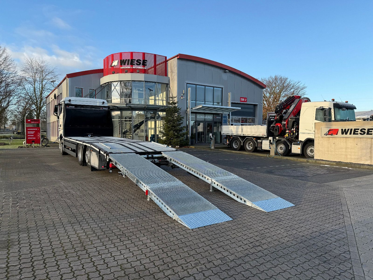 MAN Baumaschinen-  Arbeitsbühnentransporter Rampen - Dropside/ Flatbed truck: picture 1 MAN Baumaschinen-  Arbeitsbühnentransporter Rampen - Dropside/ Flatbed truck: picture 1