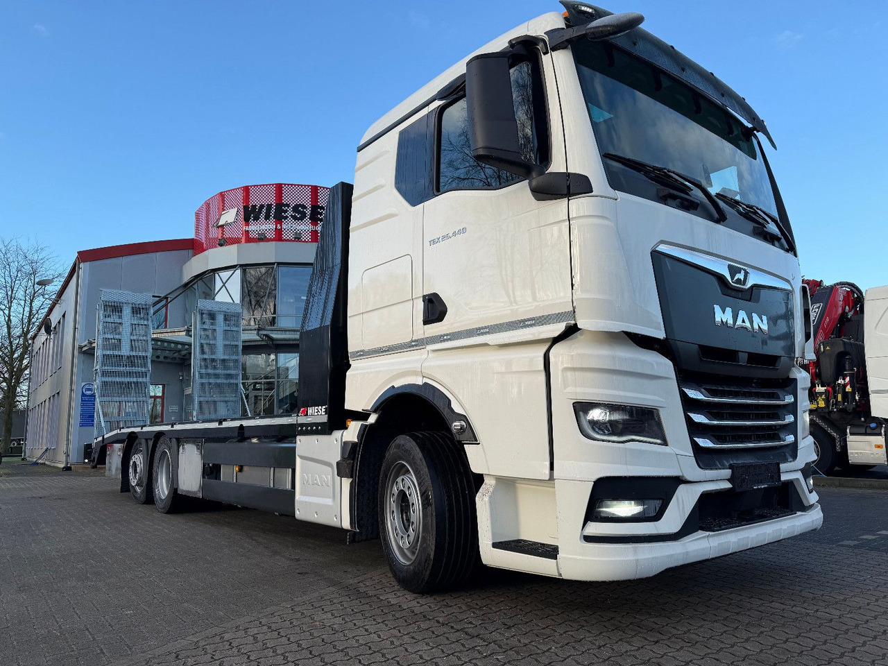 MAN Baumaschinen-  Arbeitsbühnentransporter Rampen - Dropside/ Flatbed truck: picture 2 MAN Baumaschinen-  Arbeitsbühnentransporter Rampen - Dropside/ Flatbed truck: picture 2