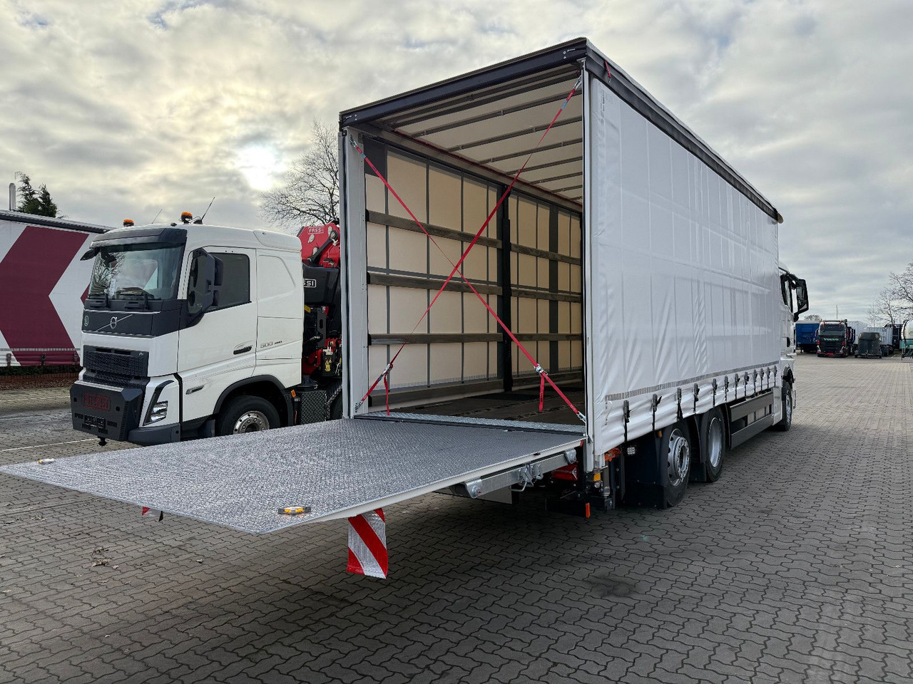 MAN TGX 26.440 6x2 LL Schwerlast Ladebordwand/Rampe - Curtainsider truck: picture 3 MAN TGX 26.440 6x2 LL Schwerlast Ladebordwand/Rampe - Curtainsider truck: picture 3
