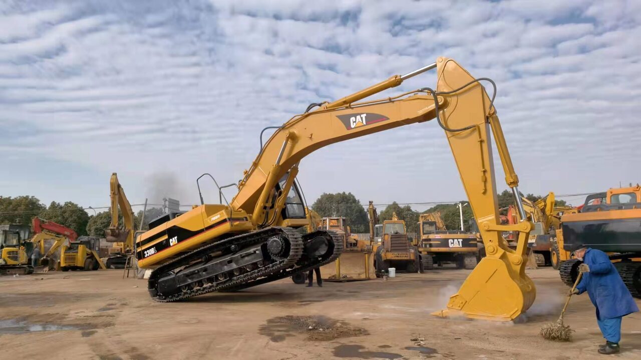 CATERPILLAR 330BL - Crawler excavator: picture 1 CATERPILLAR 330BL - Crawler excavator: picture 1