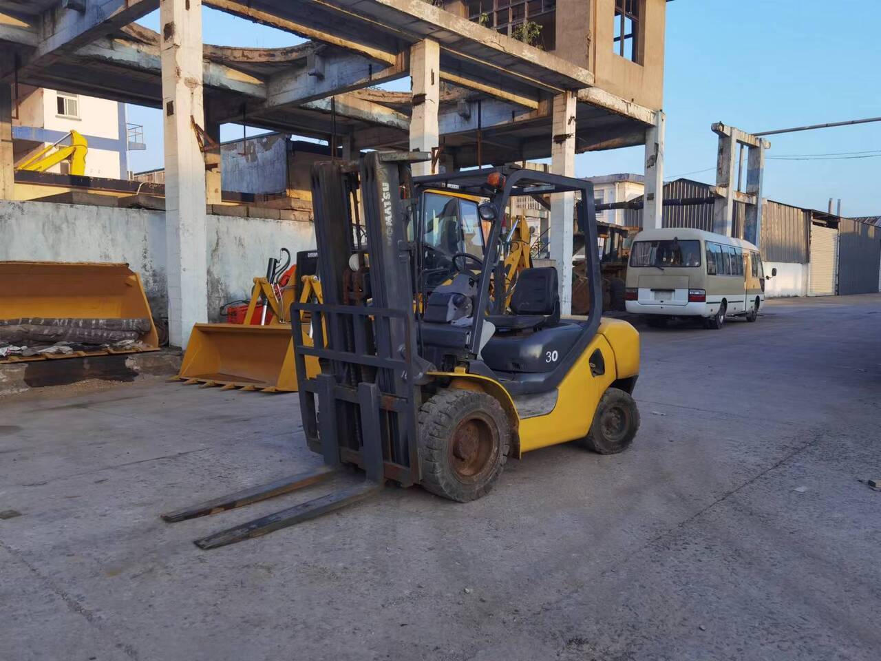 KOMATSU FD30 - Scissor lift: picture 1 KOMATSU FD30 - Scissor lift: picture 1