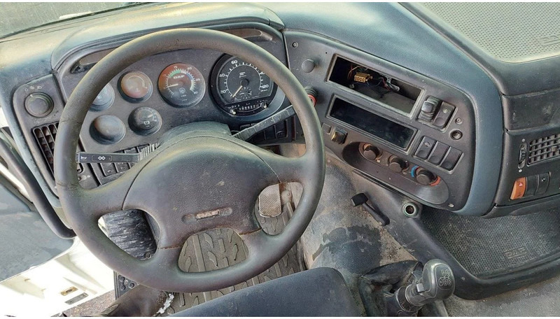 Interior photo 1: Tractor unit DAF XF 95.430 EURO 2 MANUAL GEARBOX