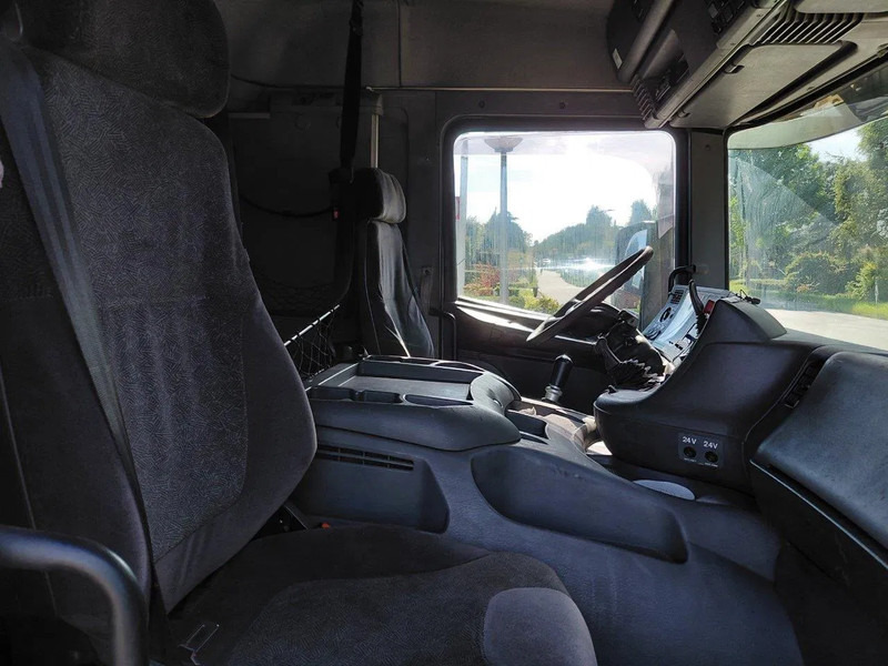 Scania P124-420 MANUAL + RETARDER !!!! 2 PIPES !!!! - Tractor unit: picture 4 Scania P124-420 MANUAL + RETARDER !!!! 2 PIPES !!!! - Tractor unit: picture 4