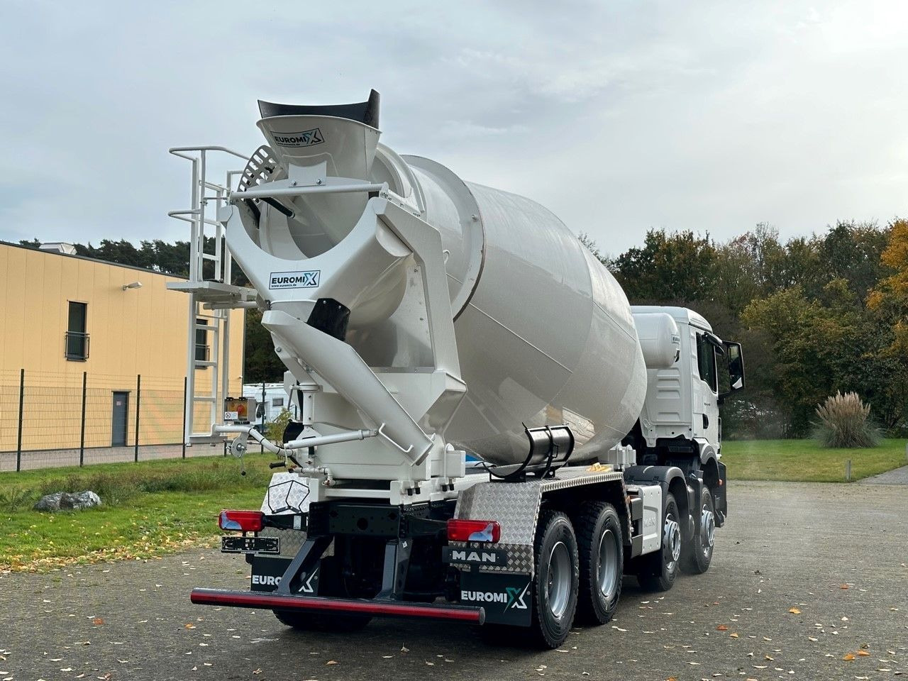 Concrete mixer truck MAN TGS 41.440 8x4 /Euro6e Euromix  EM 10 L: picture 7