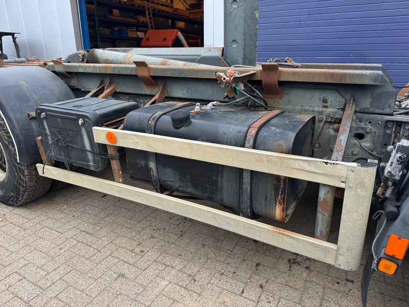 MAN 33.403 **BELGIAN TRUCK-FULL STEEL-MANUAL PUMP** - Hook lift truck: picture 4 MAN 33.403 **BELGIAN TRUCK-FULL STEEL-MANUAL PUMP** - Hook lift truck: picture 4