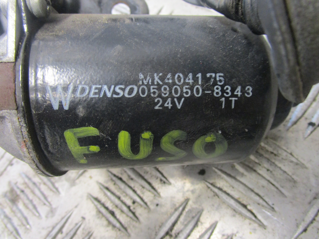MITSUBISHI FUSO WIPER MOTOR P/NO MK404175 - Cab and interior for Truck: picture 2 MITSUBISHI FUSO WIPER MOTOR P/NO MK404175 - Cab and interior for Truck: picture 2