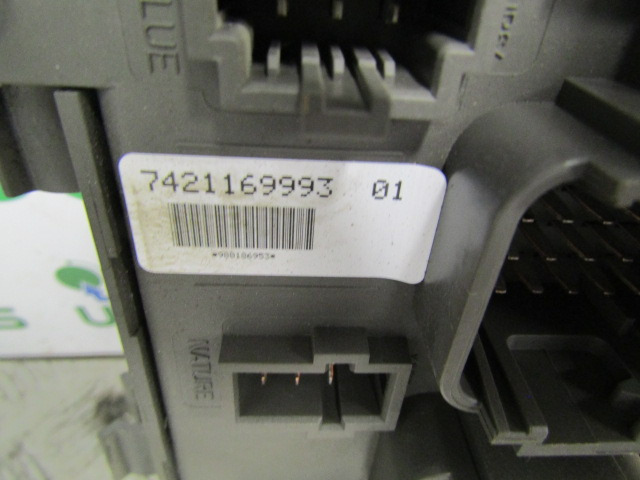 RENAULT MIDLUM DXI FUSE BOARD P/NO 7421169993-01 - Electrical system for Truck: picture 3 RENAULT MIDLUM DXI FUSE BOARD P/NO 7421169993-01 - Electrical system for Truck: picture 3