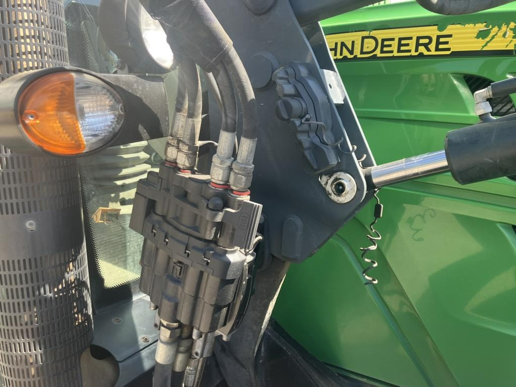 John Deere 6125R - Farm tractor: picture 2 John Deere 6125R - Farm tractor: picture 2