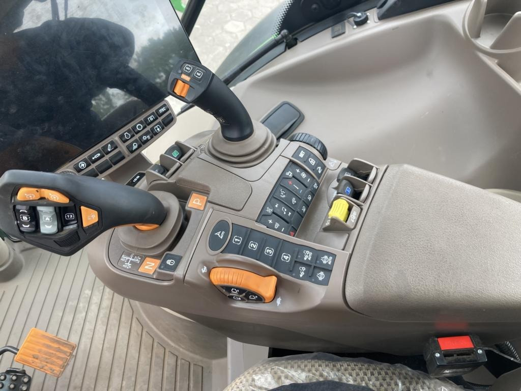 John Deere 6R140 - Farm tractor: picture 2 John Deere 6R140 - Farm tractor: picture 2