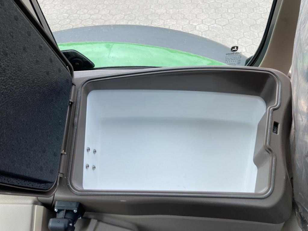 John Deere 6R140 - Farm tractor: picture 4 John Deere 6R140 - Farm tractor: picture 4