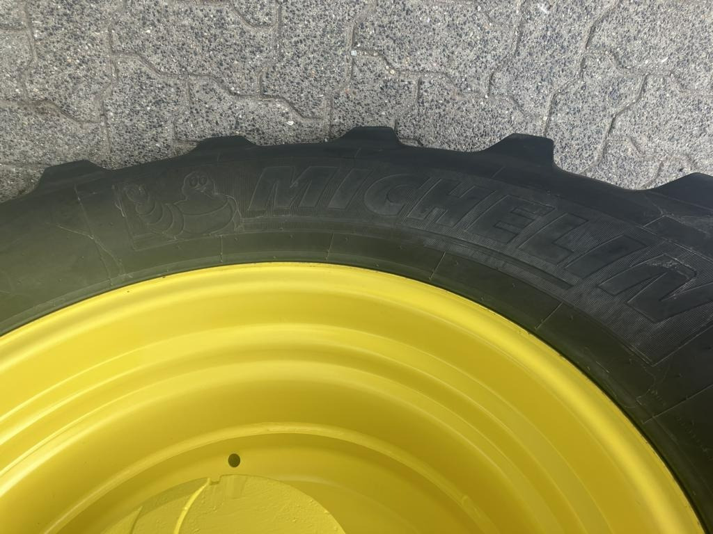 John Deere 6R185 - Farm tractor: picture 4 John Deere 6R185 - Farm tractor: picture 4