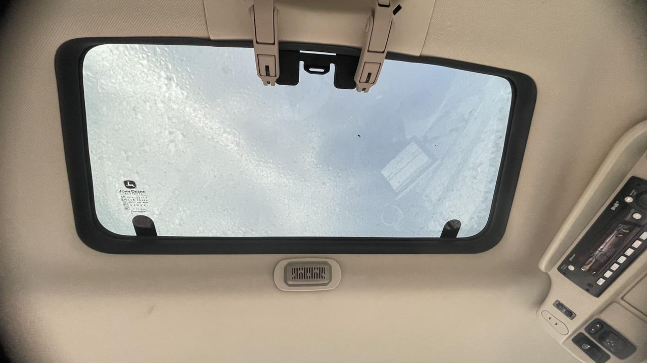 John Deere 6R215 - Farm tractor: picture 4 John Deere 6R215 - Farm tractor: picture 4