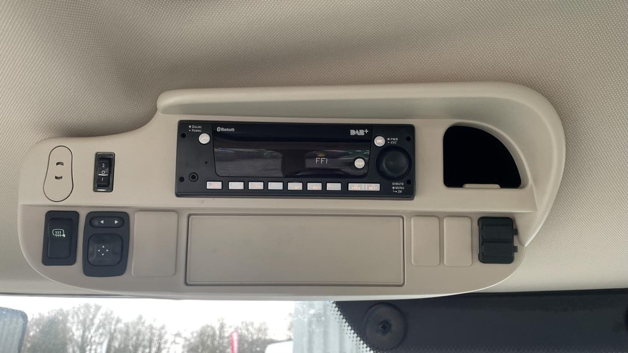 John Deere 6R215 - Farm tractor: picture 5 John Deere 6R215 - Farm tractor: picture 5