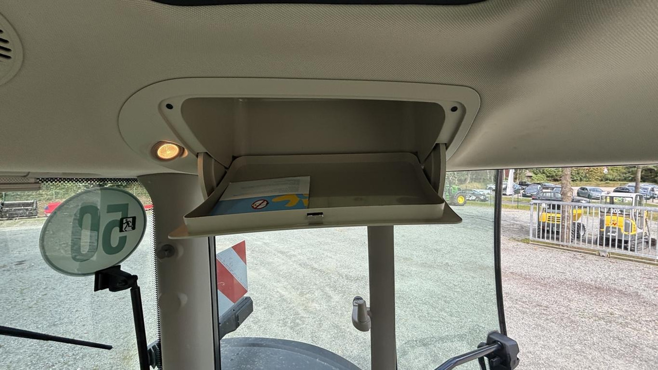 John Deere 6R215 - Farm tractor: picture 3 John Deere 6R215 - Farm tractor: picture 3