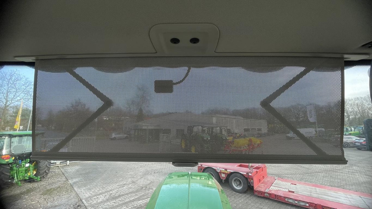 John Deere 6R215 - Farm tractor: picture 3 John Deere 6R215 - Farm tractor: picture 3