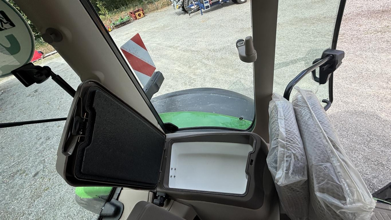 John Deere 6R215 - Farm tractor: picture 2 John Deere 6R215 - Farm tractor: picture 2