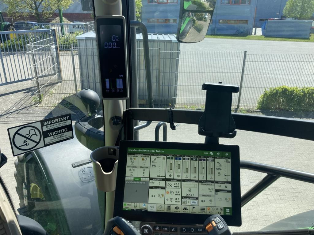 John Deere 6R215 - Farm tractor: picture 3 John Deere 6R215 - Farm tractor: picture 3