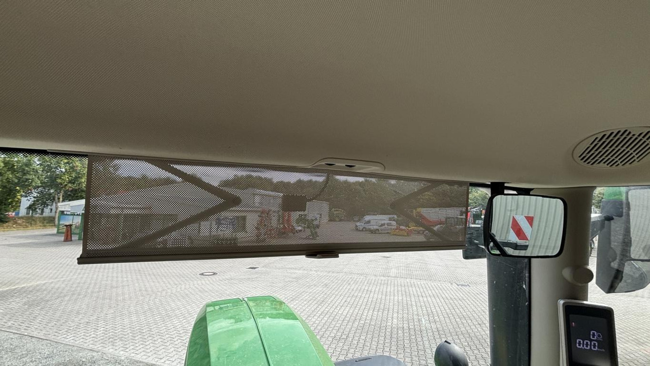 John Deere 6R215 - Farm tractor: picture 5 John Deere 6R215 - Farm tractor: picture 5