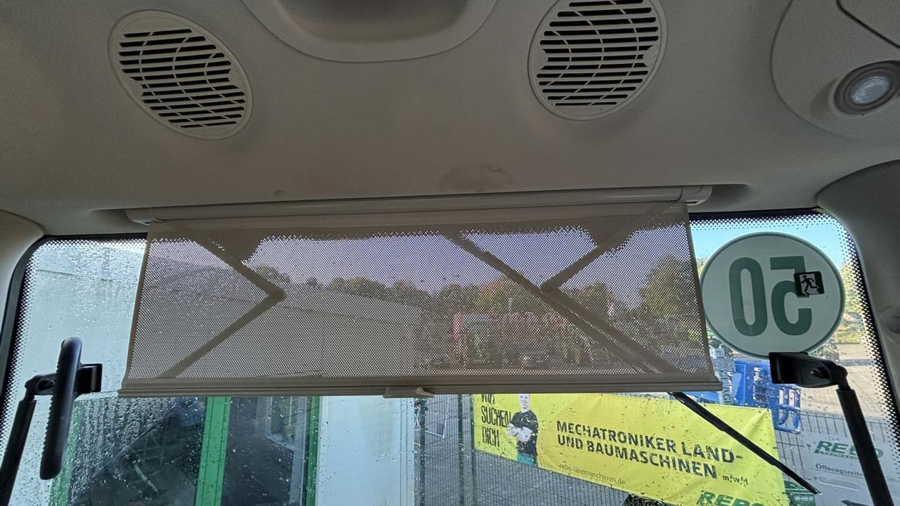 John Deere 6R250 - Farm tractor: picture 3 John Deere 6R250 - Farm tractor: picture 3