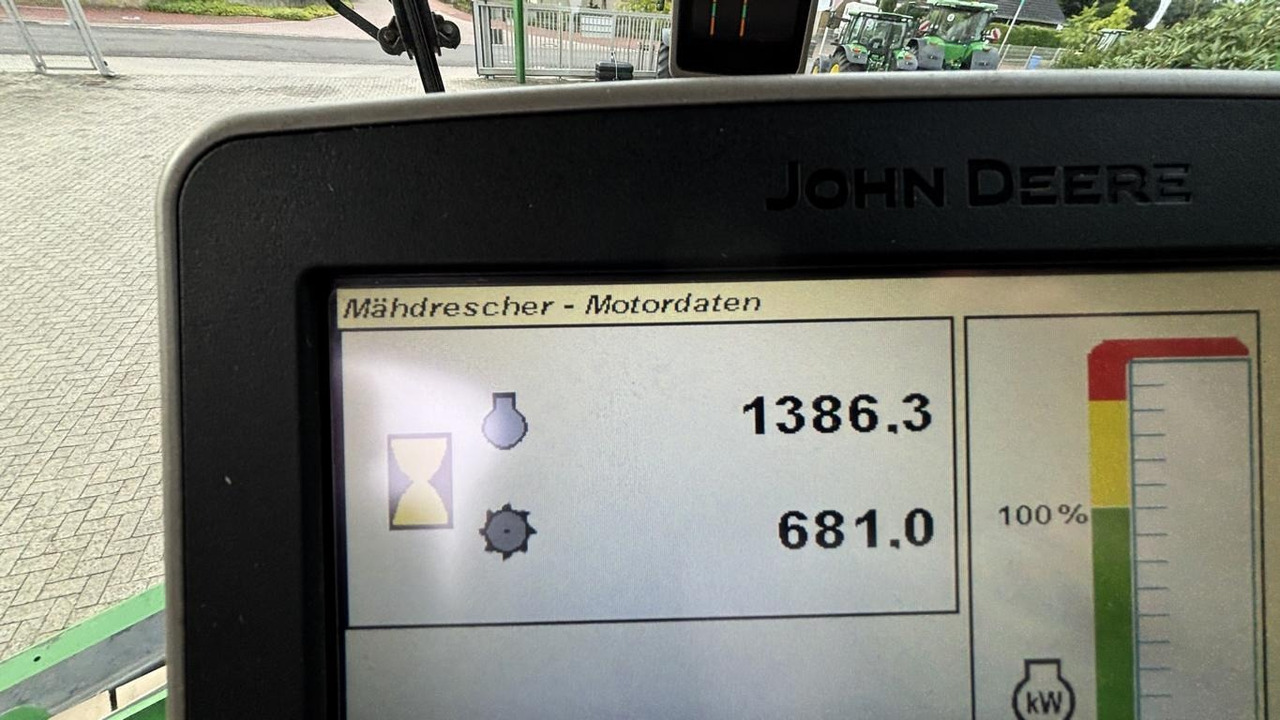 John Deere T660 - Combine harvester: picture 2 John Deere T660 - Combine harvester: picture 2