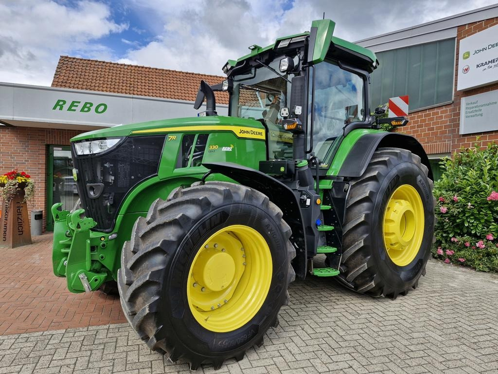 John Deere TRAKTOR 7R330 - Farm tractor: picture 1 John Deere TRAKTOR 7R330 - Farm tractor: picture 1