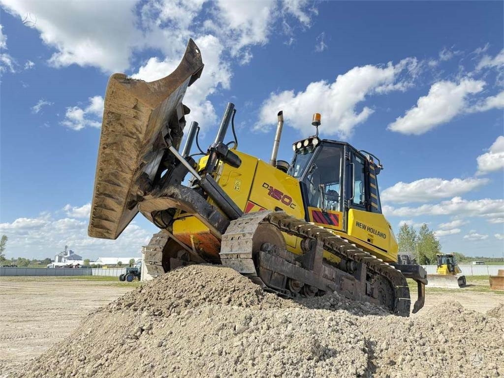 New Holland D150C Ripper  - Bulldozer: picture 2 New Holland D150C Ripper  - Bulldozer: picture 2