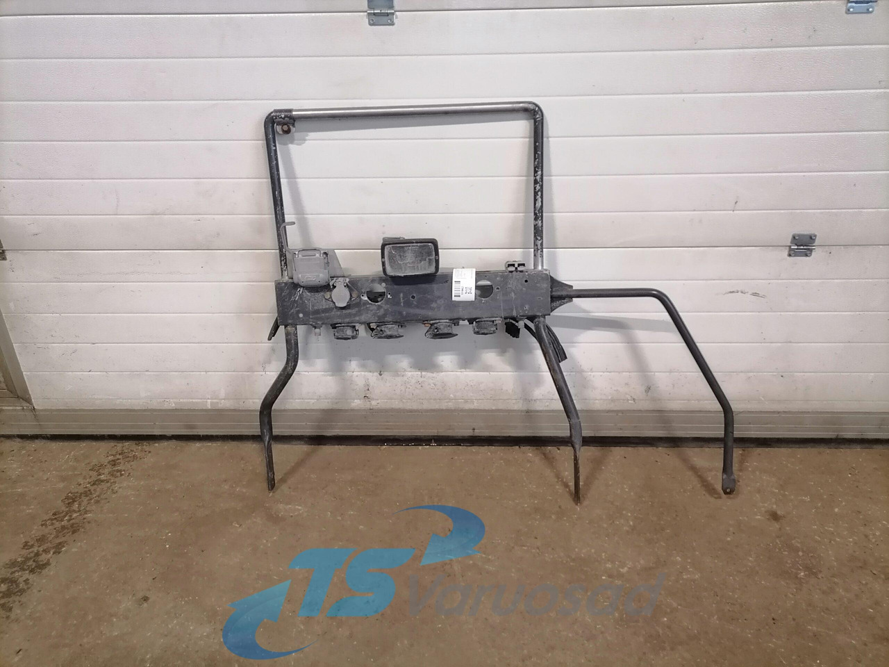 Mercedes-Benz Kabiini tagune haagise pistikute kinnitusraam 9305200166 - Frame/ Chassis for Truck: picture 1 Mercedes-Benz Kabiini tagune haagise pistikute kinnitusraam 9305200166 - Frame/ Chassis for Truck: picture 1
