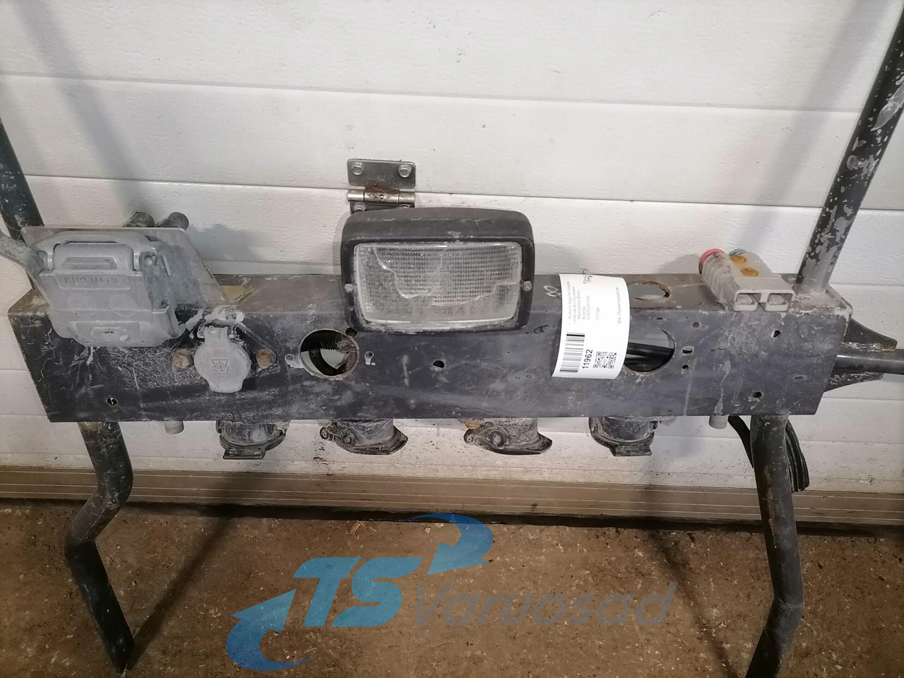 Mercedes-Benz Kabiini tagune haagise pistikute kinnitusraam 9305200166 - Frame/ Chassis for Truck: picture 3 Mercedes-Benz Kabiini tagune haagise pistikute kinnitusraam 9305200166 - Frame/ Chassis for Truck: picture 3