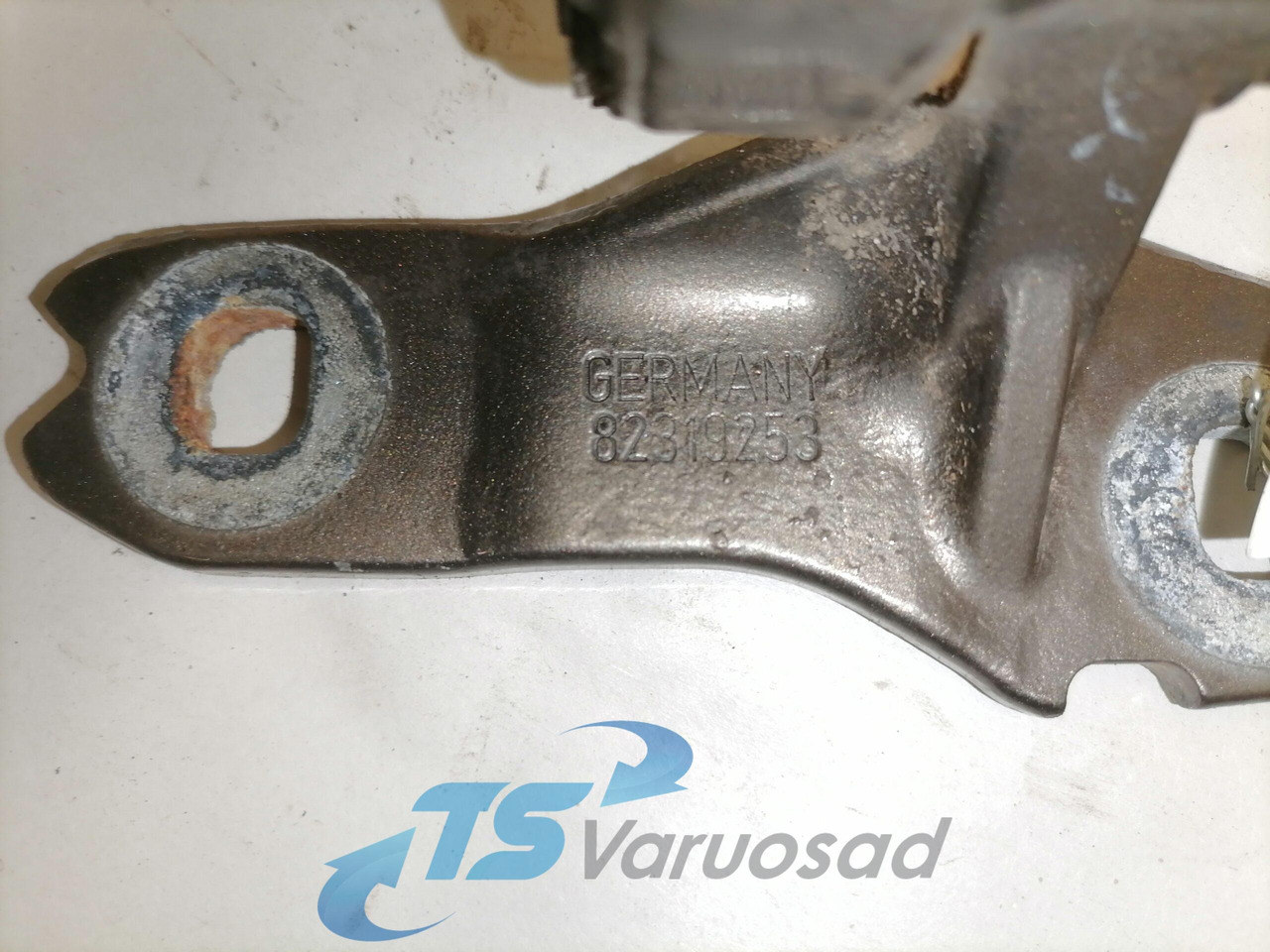 Volvo Door hinge 82319253 - Door and parts for Truck: picture 2 Volvo Door hinge 82319253 - Door and parts for Truck: picture 2