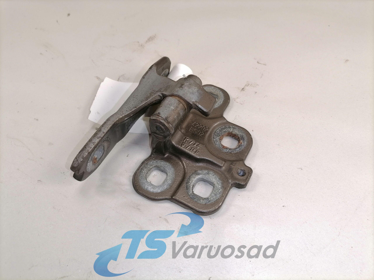 Volvo Door hinge 82319253 - Door and parts for Truck: picture 1 Volvo Door hinge 82319253 - Door and parts for Truck: picture 1