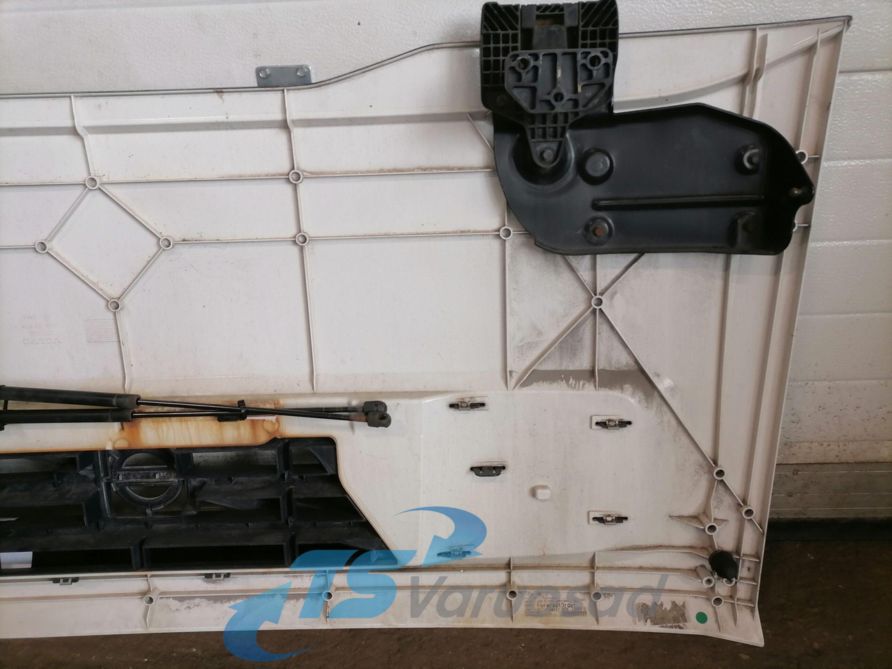 Volvo Grille panel 20748333 - Grill for Truck: picture 3 Volvo Grille panel 20748333 - Grill for Truck: picture 3