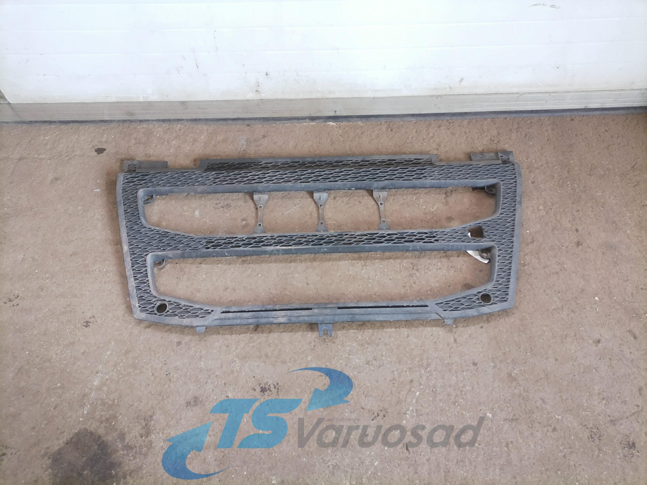 Volvo Grille panel 82491908 - Grill for Truck: picture 1 Volvo Grille panel 82491908 - Grill for Truck: picture 1