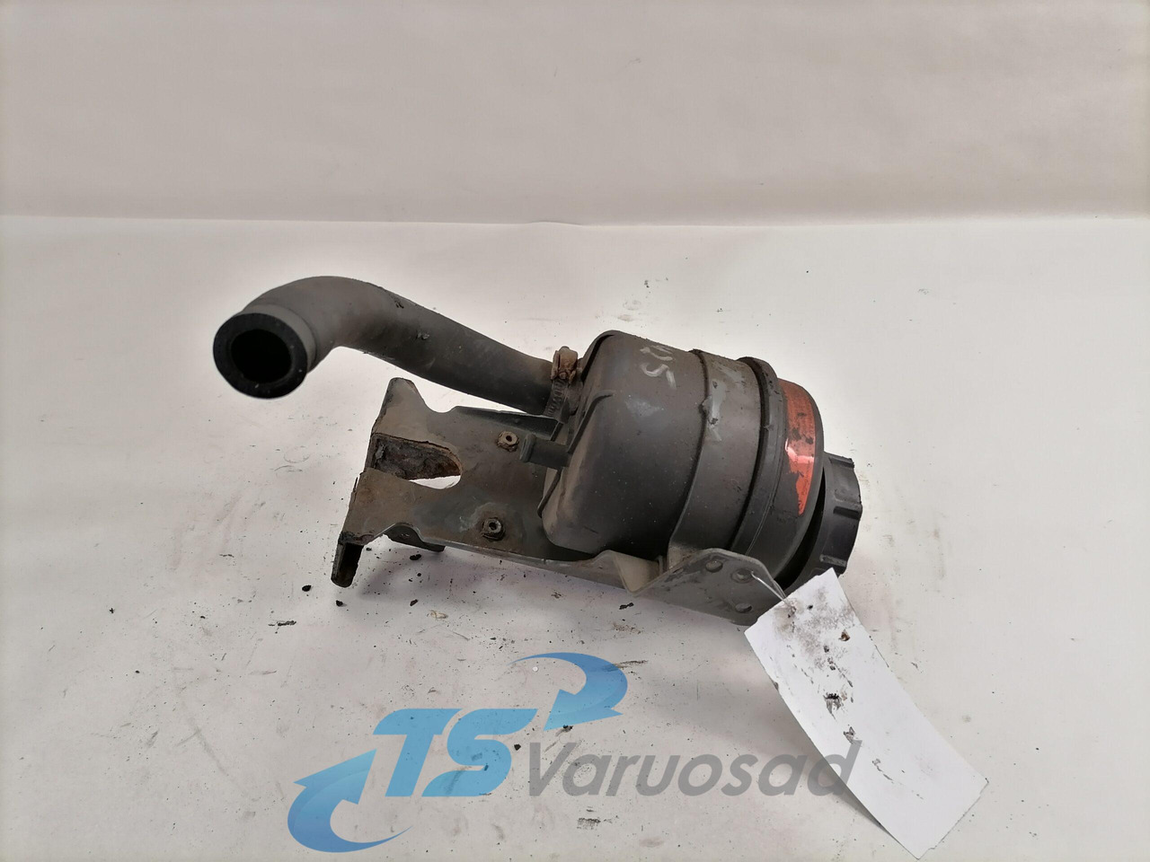 Volvo Steering oil tank+ bracket 1592945 - Steering hose for Truck: picture 1 Volvo Steering oil tank+ bracket 1592945 - Steering hose for Truck: picture 1