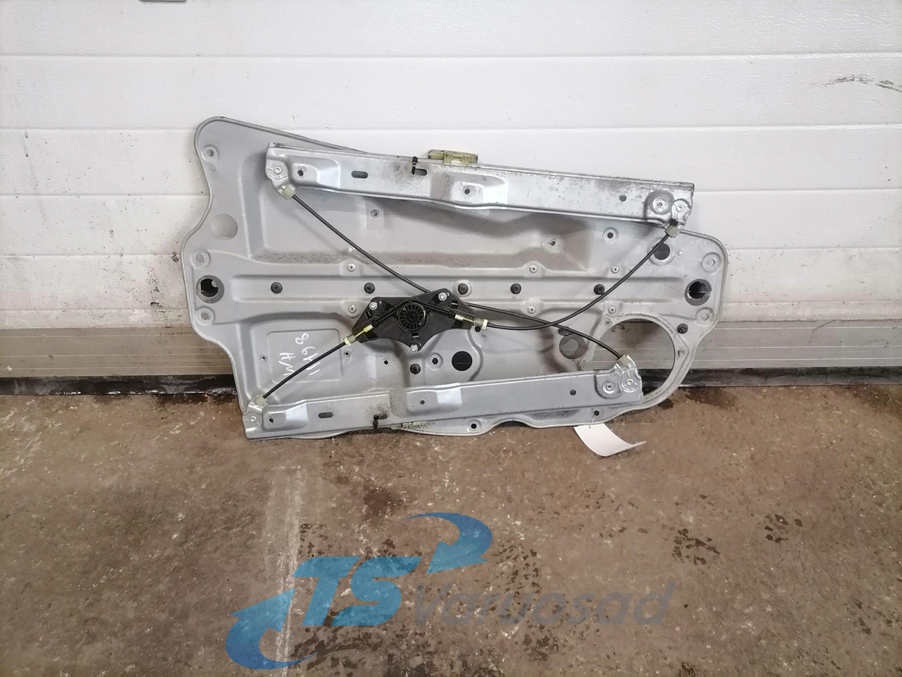 Volvo window mechanism 84225944 - Door and parts for Truck: picture 1 Volvo window mechanism 84225944 - Door and parts for Truck: picture 1