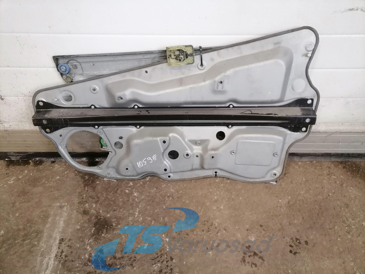 Volvo window mechanism 84225944 - Door and parts for Truck: picture 2 Volvo window mechanism 84225944 - Door and parts for Truck: picture 2