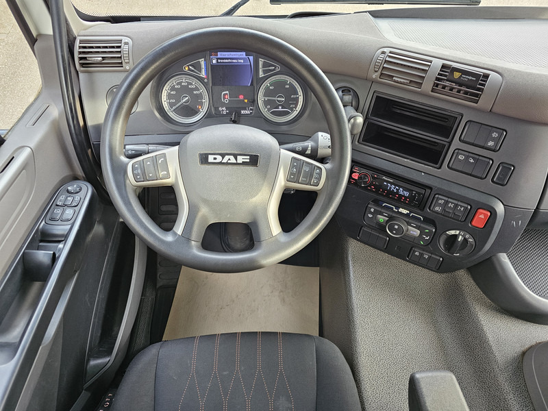 Interior photo 1: Crane truck DAF CF 530 8x4-4 / FASSI 27.5 t/m CRANE + TIPPER Interior photo 1: Crane truck DAF CF 530 8x4-4 / FASSI 27.5 t/m CRANE + TIPPER