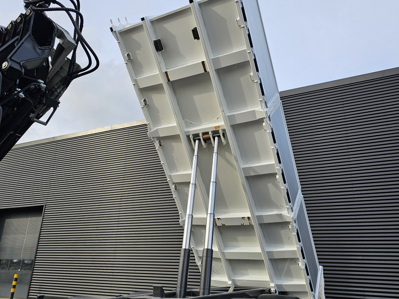 Crane truck DAF CF 530 8x4-4 / FASSI 27.5 t/m CRANE + TIPPER: picture 15 Crane truck DAF CF 530 8x4-4 / FASSI 27.5 t/m CRANE + TIPPER: picture 15