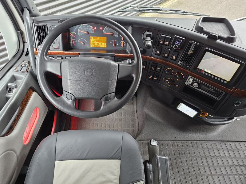 Interior photo 2: Tractor unit Volvo FH400 / SHOWTRUCK / SPECIAL / EXHAUST VALVE / 4X2