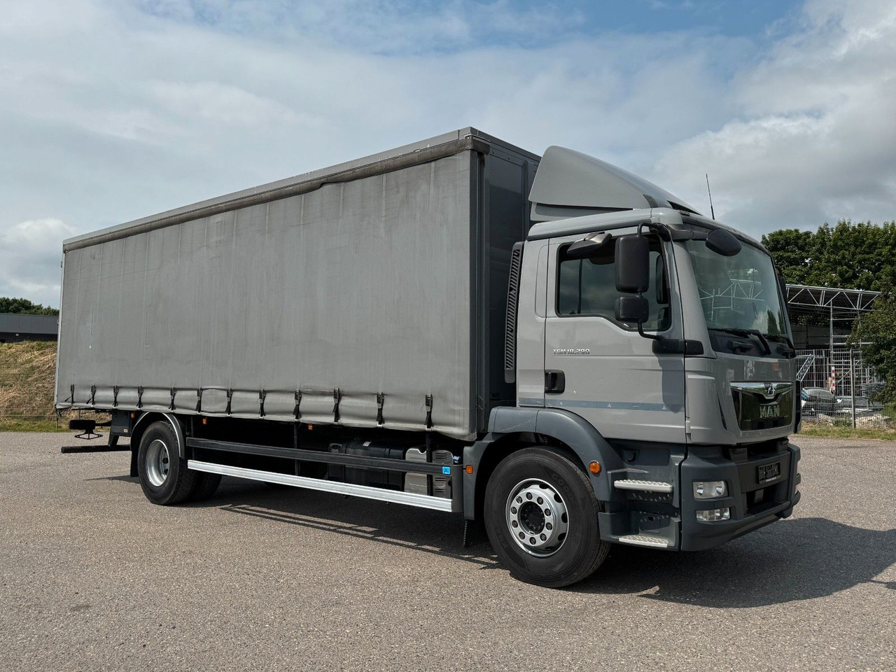 MAN 18.290 4X2 Koffer / Plane Top Zustand 8,30 Meter - Box truck: picture 1 MAN 18.290 4X2 Koffer / Plane Top Zustand 8,30 Meter - Box truck: picture 1