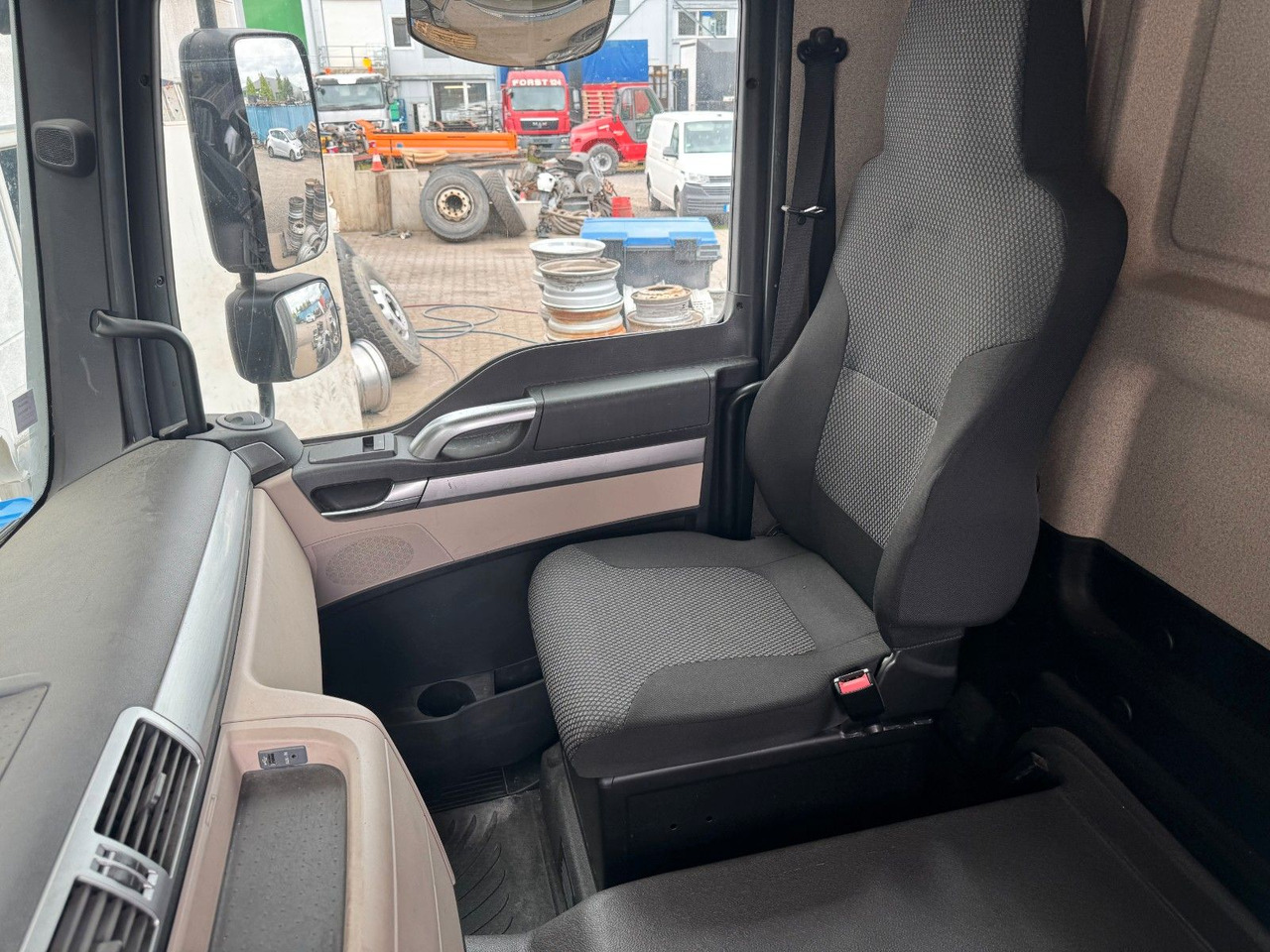 MAN 18.290 4X2 Koffer / Plane Top Zustand 8,30 Meter - Box truck: picture 4 MAN 18.290 4X2 Koffer / Plane Top Zustand 8,30 Meter - Box truck: picture 4