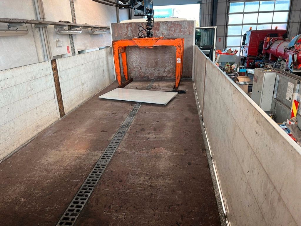 Crane truck, Dropside/ Flatbed truck MAN 26.480 6X2 Baustoff mit Kran HIAB Top Zustand: picture 20