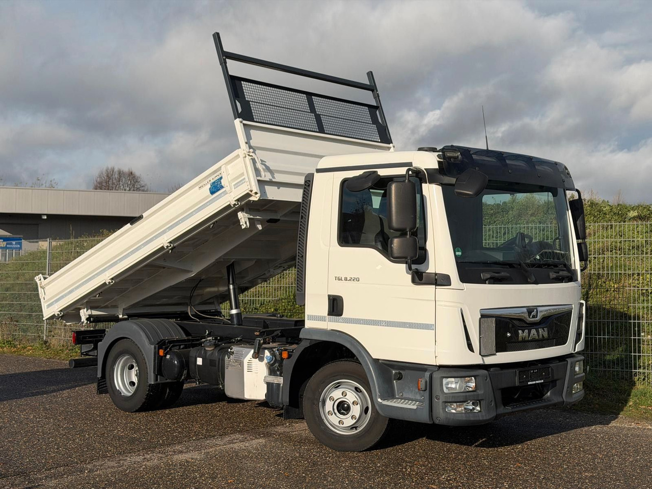 MAN 8.220 4x2 Meiller 3S. Kipper | TOP Zustand! - Tipper van: picture 1 MAN 8.220 4x2 Meiller 3S. Kipper | TOP Zustand! - Tipper van: picture 1