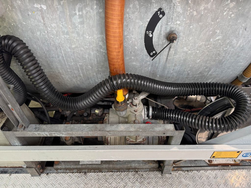 Mercedes-Benz 818 4X2 ROM Toilettenwagen Mercedes-Benz 818 4X2 ROM Toilettenwagen 6 Plätze - Vacuum truck: picture 4 Mercedes-Benz 818 4X2 ROM Toilettenwagen Mercedes-Benz 818 4X2 ROM Toilettenwagen 6 Plätze - Vacuum truck: picture 4